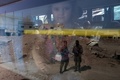 シリア・ダラヤを撤退する人々を乗せたバスの窓ガラスに映るシリア政府軍の兵士ら（2016年8月26日撮影）。(c)AFP/Youssef KARWASHAN