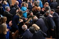 米連邦議会で演説を終え、議員らと交流するウクライナのウォロディミル・ゼレンスキー大統領（中央、2022年12月21日撮影）。(c)Mandel NGAN / AFP