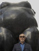コロンビア出身の美術家、フェルナンド・ボテロ氏。メデジンにある自身の彫刻作品の前で（2017年1月27日撮影）。(c)RAUL ARBOLEDA / AFP