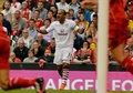 14-15イングランド・プレミアリーグ第4節、リバプール（Liverpool FC）対アストン・ビラ（Aston Villa）。得点を挙げて喜ぶアストン・ビラのガブリエル・アグボンラホル（Gabriel Agbonlahor、2014年9月13日撮影）。(c)AFP/PAUL ELLIS