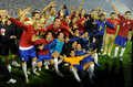 2010年サッカーW杯南アフリカ大会欧州予選・グループ7、セルビア対ルーマニア。試合はセルビアが5-0で勝利し、本大会出場を決めた。写真は本大会出場を決めて歓喜するセルビアの選手たち。（2009年10月10日撮影）(c)AFP/ANDREJ ISAKOVIC