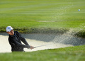 男子ゴルフ、AT&amp;Tペブルビーチ・ナショナルプロアマ（AT&amp;T Pebble Beach National Pro-Am 2013）3日目。1番ホールでバンカーショットを打つジェームス・ハーン（James Hahn、2013年2月9日撮影）。(c)AFP/Getty Images/Harry How