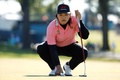 女子ゴルフ米国ツアーメジャー第2戦、全米女子オープン2日目。1番でパットラインを読むウィチャニー・ミーチャイ（2024年5月31日撮影）。(c)Sarah Stier/Getty Images/AFP
