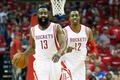 14-15NBAプレーオフ1回戦（7回戦制）、ヒューストン・ロケッツ対ダラス・マーベリックス。ドリブルでボールを運ぶヒューストン・ロケッツのジェームス・ハーデン（2015年4月18日撮影）。(c)AFP/Getty Images/Scott Halleran