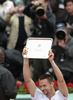 全仏オープンテニス2009（%%French Open 2009%%）男子シングルス決勝。大会第2シードのロジャー・フェデラー（%%Roger Federer%%、スイス）は、大会第23シードのロビン・ソデルリング（%%Robin Soderling%%、スウェーデン）と対戦。フェデラーは6-1、7-6、6-4で全仏初優勝を果たし、ピート・サンプラス（%%Pete Sampras%%、米国）氏の持つグランドスラム最多優勝記録（14勝）に並ぶと同時に、史上6人目の生涯グランドスラム（4大大会全制覇）を達成した。写真は表彰式に臨むロビン・ソデルリング。（2009年6月7日撮影）(c)AFP/JACQUES DEMARTHON