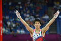 ロンドン五輪は28日、ノース・グリニッジ・アリーナ（North Greenwich Arena）で体操の男子予選が行われ、日本はミスを連発しながらも全体5位で団体決勝に進出した。

鉄棒の演技を終えてポーズをとる山室光史（Koji Yamamuro、2012年7月28日撮影）。(c)AFP/BEN STANSALL