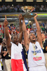 バスケットボール欧州選手権2013（2013 European Basketball Championship）は22日、決勝が行われ、フランスが80-66でリトアニアを下し、優勝を飾った。

トロフィーを掲げ、チームメートのフローレン・ピートラス（Florent Pietrus、左）とともに歓喜するフランスのボリス・ディーオウ（Boris Diaw、2013年9月22日撮影）。(c)AFP/JURE MAKOVEC