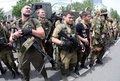 ウクライナ東部ドネツク（Donetsk）市で、ドネツクとルガンスク（Lugansk）の両州の「独立」を記念するパレードを行う親ロシア派の戦闘員ら（2014年5月25日撮影）。(c)AFP/ALEXANDER KHUDOTEPLY