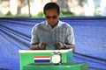 タイの首都バンコクの投票所で票を投じる、軍事政権を率いるプラユット・チャンオーチャー暫定首相（2019年3月24日撮影）。(c)AFP/Lillian SUWANRUMPHA