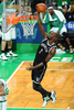 13-14NBA、ボストン・セルティックス（Boston Celtics）対ブルックリン・ネッツ（Brooklyn Nets）。レイアップシュートを狙うブルックリン・ネッツのケビン・ガーネット（Kevin Garnett、2014年1月26日撮影）。(c)AFP/Getty Images/NBAE/Steve Babineau