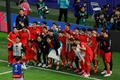 サッカーアジアカップ、準々決勝、オーストラリア対韓国。試合後に記念撮影する韓国の選手（2024年2月2日撮影）。(c)KARIM JAAFAR / AFP