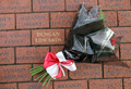 道路に刻まれた事故の犠牲者故ダンカン・エドワーズ（%%Duncan Edwards%%）さんの名前。(c)AFP/PAUL ELLIS