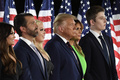ドナルド・トランプ前米大統領（中央）と三男のバロンさん（右、2020年8月27日撮影）。(c)SAUL LOEB / AFP