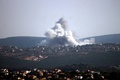 イスラエル軍の空爆を受けて立ち上る煙。レバノン南部で（2024年10月14日撮影）。(c)Kawnat HAJU / AFP
