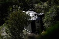  米カリフォルニア州ランチョパロスベルデスで、事故を起こし横転したタイガー・ウッズ選手の車（2021年2月23日撮影）。(c)Patrick T. FALLON / AFP 