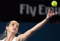 テニス、ブリスベン国際、女子シングルス決勝。サーブトスを上げるカロリーナ・プリスコバ（2017年1月7日撮影）。(c)AFP/Saeed KHAN