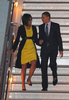英ロンドン（London）郊外のスタンステッド（Stansted）空港から降り立つ、ミシェル（Michelle Obama）夫人と大統領専用機「エアフォースワン（Air Force One）」バラク・オバマ（Barack Obama）米大統領（2009年3月31日撮影）。(c)AFP/MANDEL NGAN