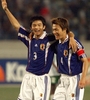 サッカー第12回アジアカップ（Asian Cup）決勝のサウジアラビア戦に勝利し、チームメイトの森岡隆三（Ryuzo Morioka）とともに歓喜する松田直樹（Naoki Matsuda、2000年10月29日撮影）(c)AFP/RABIH MOGHRABI