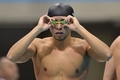 ロンドン五輪は28日、アクアティクス・センター（Aquatics Centre）で競泳男子100メートル平泳ぎ準決勝が行われ、日本の北島康介（Kosuke Kitajima）は59秒69で決勝に進出した。

準決勝を前にゴーグルの位置を調整する北島康介（2012年7月28日撮影）。(c)AFP/FABRICE COFFRINI