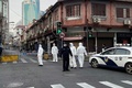中国・上海の黄浦区で、隔離対象となった住宅街周辺を封鎖する警察官ら（2021年1月21日撮影）。(c)STF / AFP