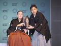 東京・新宿のパークハイアット東京で開催された「モンブラン国際文化賞（モンブラン・デ・ラ・キュルチュール - アート・パトロネージ・アワード）」の授賞式に出席した市川猿翁（Eno Ichikawa）氏と市川中車（Chusha Ichikawa）氏（2013年6月27日撮影）。(c)MODE PRESS