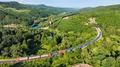 板材を満載し、綏芬河鉄道口岸に入る「中欧班列」復路便（ドローンから、2024年8月9日撮影）。(c)Xinhua News