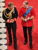 ロンドン（London）ウェストミンスター寺院（Westminster Abbey）に、式を前に到着したウィリアム王子（Prince William）と弟のヘンリー王子（Prince Harry、2011年4月29日撮影）。(c)AFP/ANDREW MILLIGAN