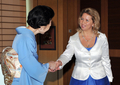 北海道洞爺湖サミット（G8 Hokkaido Toyako Summit）の初日に行われた首脳夫人の昼食会で、スベトラナ・メドベージェフ（Svetlana Medvedev）露大統領夫人（右）と握手を交わす福田貴代子（Kiyoko Fukuda）首相夫人（2008年7月7日撮影）。(c)AFP