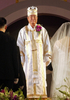 韓国ソウル（Seoul）で、合同結婚式を執り行う世界基督教統一神霊協会（Family Federation for World Peace and Unification、統一教会）の創始者、文鮮明（Sun-Myung Moon）氏（中央、2002年2月16日撮影）。(c)AFP/YOUN JAE-WOOK