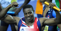 第12回世界陸上ベルリン大会（%%12th IAAF World Championships in Athletics Berlin%%）男子4×100メートル予選。日本は38秒53を記録し、トリニダード・トバゴに次ぐ1組2位で5大会連続の決勝進出を決めた。

　前回優勝の米国は2組1位だったが、第3走のショーン・クロフォード（%%Shawn Crawford%%）からダービス・パットン（%%Darvis Patton%%）へのバトン受け渡しが規定の範囲を越えていたため、失格処分となった。写真は予選2組を通過し歓喜する英国のハリー・アイキネスアリエティ（%%Harry Aikines-Aryeetey%%）。（2009年8月21日撮影）(c)AFP/JOHN MACDOUGALL