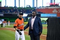 17MLB、ピッツバーグ・パイレーツ対マイアミ・マーリンズ。試合前に行われたセレモニーでマイケル・ヒル編成本部長と笑顔を見せるマイアミ・マーリンズのイチロー（2017年4月30日撮影）。(c)AFP/Getty Images/Mark Brown