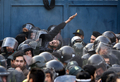 テヘラン（Tehran）の英大使館前に集まったデモ隊と制止する警官隊（2011年11月29日撮影）。(c)AFP/ATTA KENARE 

&lt;a href=&quot;http://www.afpbb.com/article/politics/2843237/8142398&quot;&gt;&lt;b&gt;記事本文を読む&lt;/b&gt;&lt;/a&gt;