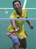 シャトルを拾う張寧。（2008年8月10日撮影）(c)AFP/Indranil MUKHERJEE