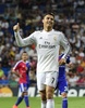 サッカー欧州チャンピオンズリーグ2014-15（UEFA Champions League 2014-15）グループB第1節、レアル・マドリード（Real Madrid）対FCバーゼル（FC Basel）。味方へ親指を立てるレアル・マドリードのクリスティアーノ・ロナウド（Cristiano Ronaldo、2014年9月16日撮影）。(c)AFP/PIERRE-PHILIPPE MARCOU