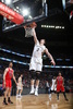 14-15NBA、ニューオーリンズ・ペリカンズ対シカゴ・ブルズ。ダンクを決めるニューオーリンズ・ペリカンズのオマール・アジク（2015年2月7日撮影）。(c)AFP/Getty Images/NBAE/Layne Murdoch Jr.