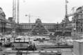フランス・パリで、建設中のルーブル美術館のピラミッド（1987年8月7日撮影）。(c)Patrick KOVARIK / AFP