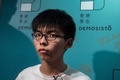 香港で、新政党「香港衆志（デモシスト）」結成を発表する民主派学生リーダーの黄之鋒（ジョシュア・ウォン）さん（2016年4月10日撮影）。(c)AFP/ANTHONY WALLACE