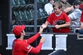 23MLB、シカゴ・ホワイトソックス対ロサンゼルス・エンゼルス。試合前にファンへのサインに応じるロサンゼルス・エンゼルスの大谷翔平（左、2023年5月31日撮影）。(c)Jamie Sabau/Getty Images/AFP