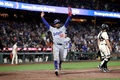 24MLB、サンフランシスコ・ジャイアンツ対ロサンゼルス・ドジャース。10回に勝ち越し点を挙げて喜ぶロサンゼルス・ドジャースのムーキー・ベッツ（2024年5月13日撮影）。(c)Ezra Shaw/Getty Images/AFP