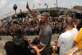 08-09NBAファイナルを制したロサンゼルス・レイカーズ（%%Los Angeles Lakers%%）の優勝パレードが17日、ロサンゼルス（Los Angeles）で行われ、数万人ものバスケットボールファンが祝福のため、市内中心部に詰めかけた。レイカーズの本拠地ステープルズ・センター（Staples Center）から始まったパレードは、8万人のファンが待つロサンゼルス・メモリアル・コロシアム（Los Angeles Memorial Coliseum）まで行われ、数百人の警察官が動員され。写真はバスからファンの声援に応えるレイカーズのコービー・ブライアント（%%Kobe Bryant%%）。（2009年6月17日撮影）(c)AFP/Getty Images/NBAE/Andrew D. Bernstein