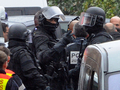 フランス南西部トゥールーズ（Toulouse）で、モハメド・メラ（Mohamed Merah）容疑者が立てこもっているアパート周辺で突入の準備をする警察の特殊部隊（2012年3月22日撮影）。(c)AFP/PASCAL GUYOT