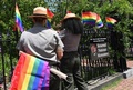 米国初のLGBTQ国定記念物に指定された米ニューヨークの「ストーンウォール・ナショナル・モニュメント」で、レインボーフラッグを設置する公園管理職員ら（2019年6月4日撮影）。(c)Angela Weiss / AFP