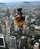 2007年8月24日、KLタワー（Kuala Lumpur Tower、KL Tower）からジャンプするオーストラリアのベース・ジャンパー、ゲーリー・カニンガム（Gary Cunningham）さん。(c)AFP
