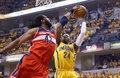 13-14NBAプレーオフ・イースタンカンファレンス準決勝（7回戦制）、インディアナ・ペイサーズ（Indiana Pacers）対ワシントン・ウィザーズ（Washington Wizards）第1戦。ワシントン・ウィザーズのネネ・ヒラリオ（Nene Hilario）をかわし得点を狙うインディアナ・ペイサーズのポール・ジョージ（Paul George、2014年5月5日撮影）。(c)AFP/Getty Images/Andy Lyons