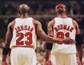 米プロバスケットボール（NBA）、シカゴ・ブルズ時代のマイケル・ジョーダン氏（左）とデニス・ロッドマン氏（1998年5月3日撮影）。(c)JEFF HAYNES / AFP