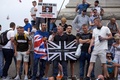 英ロンドンのトラファルガー広場に集結した極右団体元代表のトミー・ロビンソン氏の支持者ら（2018年6月9日撮影）。(c)AFP PHOTO / Niklas HALLEN