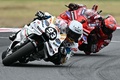 ロードレース世界選手権、第13戦サンマリノGP、MotoGPクラス決勝。レースに臨むに臨むドゥカティ・レノボ・チームのフランチェスコ・バニャイア（奥）とグレシーニのマルク・マルケス（2024年9月8日撮影）。(c)Gabriel BOUYS / AFP