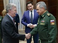 ロシア首都モスクワで、セルゲイ・ショイグ国防相（右）と握手を交わすジョン・ボルトン米大統領補佐官（左）。ロシア国防省提供（2018年10月23日公開）。(c)AFP PHOTO / RUSSIAN DEFENCE MINISTRY / Vadim SAVITSKY
