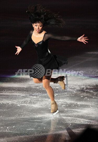 安藤美姫がエキシビションに登場、世界フィギュア国別対抗 写真25枚