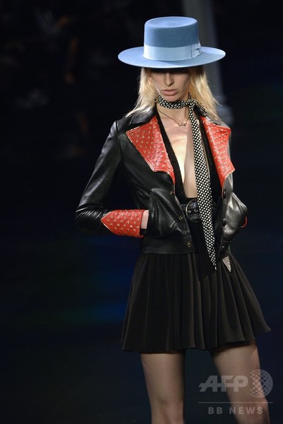 ロックテイストにポップな柄を織り交ぜて サンローラン 15年春夏 写真69枚 ファッション ニュースならmode Press Powered By Afpbb News